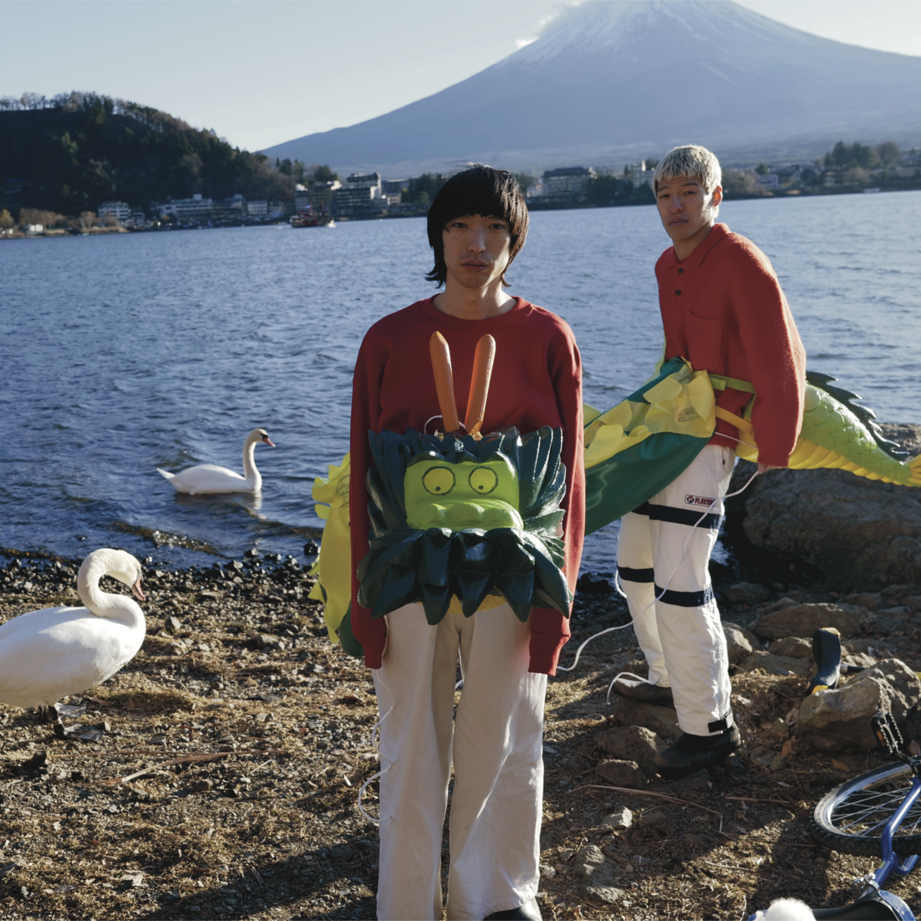 富士山をバックに龍の着ぐるみを着たSUSHIBOYS
